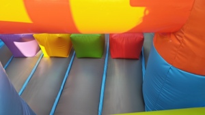 Parcours d'obstacles gonflable commercial multicolore en PVC avec toboggan et piscine, garantie 3 ans, installation facile - Idéal pour événements extérieurs, parcs, locations pour fêtes - Product Image 6