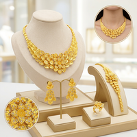 Ensemble de collier en or, bijoux vintage en forme de fleur, ensemble de bijoux décoratifs, pierres scintillantes incrustées, accessoires, design personnalisé, livraison rapide