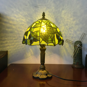 Lampada da Tavolo <span class=keywords><strong>Tiffany</strong></span> in Vetro Colorato da 9'' - Lampada da Scrivania di Piccole Dimensioni per Caffetteria, Sala da Pranzo e Camera da Letto - Design a Ragnatela - Product Image 4