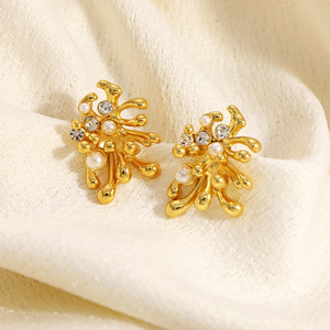 Boucles d'oreilles tendance en forme de fleur géométrique, plaquées or 18 carats avec perles et diamants, bijoux de soirée - Product Image 3