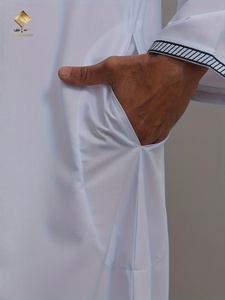 Al Haramain Burqa blanche pour homme à capuche, manches longues, en coton brodé, décontractée, légère, séchage rapide, antistatique, motif tribal - Product Image 4