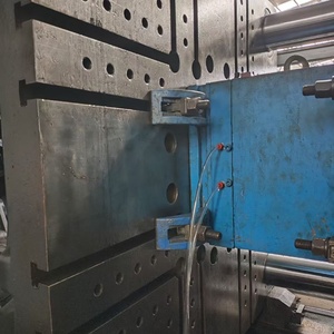 Machine de moulage par injection hydraulique entièrement automatique d'occasion MA1000T à prix abordable pour PP/PC avec moteur et conception horizontale - Product Image 3