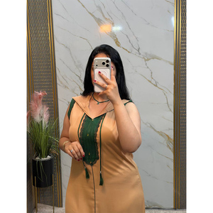 Vestido Kaftán Moderno de Algodón con Bloques de Color, Sin Mangas, con Panel Central en Contraste y Detalle de Borlas, Estilo Tradicional Contemporáneo - Product Image 2
