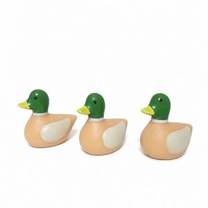 Juguete de goma flotante para el baño de bebés, con diseño de pato verde, mini rociador de agua, personalizado de fábrica, para exportación. - Product Image 1