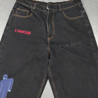 Pantalon en jean avec logos imprimés DTG personnalisés, avec écussons en cuir denim noir pour hommes