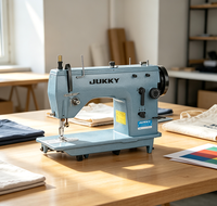 Machine à coudre industrielle professionnelle JUKKY 20U33, mécanisme zigzag, construction robuste, conçue pour la couture de tissus épais et de vêtements.
