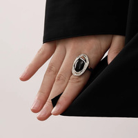 Bague ouverte minimaliste rétro avec pierre noire et détail géométrique pour femme, finition métal antique, bijou ajustable