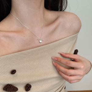 Collar Dylam Glamorous Charm con Colgante en Forma de Corazón con Nudo OT, Superficie Esmerilada, Cadena de Plata S925 Hipoalergénica - Product Image 4