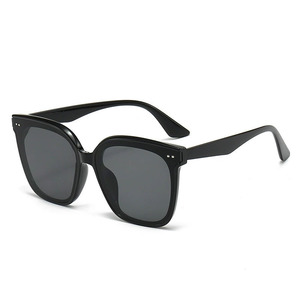 Lunettes <span class=keywords><strong>de</strong></span> soleil rondes à monture transparente grise rétro surdimensionnée à la mode Tr90 Uv400 Qualité polarisée - Product Image 3