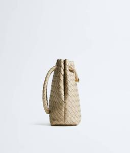 Bolso Bottega BV 2026 en piel Intrecciato flexible con detalle de nudo distintivo y correa de hombro deslizante Veneta - Product Image 3