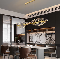 Lustre personnalisé de luxe de conception linéaire moderne d'îlot de cuisine avec des accents de cristal de larme et un cadre en laiton