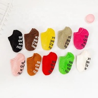 Vente en gros de chaussettes mignonnes amusantes avec poignées chaussettes neutres en coton biologique antidérapantes et basses pour bébés et tout-petits