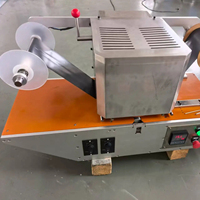 Machine semi-automatique de marquage à chaud pour la fabrication de plaques d'immatriculation pour le marché africain, utilisant des feuilles de marquage à chaud pour les numéros de plaque.