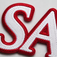 Patch brodé en lettres blanches avec bordure rouge |   Patch personnalisé à coudre sur les manches des vestes