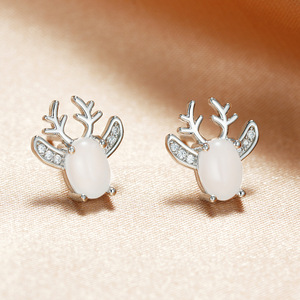 Orecchini a Perno a Forma di Renna Natalizia per Donne, Design Minimalista e Carino, Accessori per Feste e Regali - Product Image 3