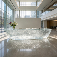 Comptoir de réception incurvé moderne en résine transparente de luxe sur mesure pour hall d'hôtel, chambre et mobilier de bureau