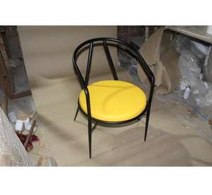 Chaise moderne avec coussin en tissu jaune et structure en fer noir pour salon, extérieur, hôtels, appartements, événements - Product Image 1