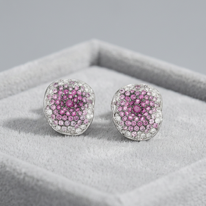 Élégantes boucles d'oreilles clous en or blanc avec saphir rose et diamants en grappe - Product Image 3