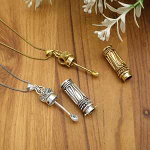 Collar con Colgante de Botella Ishvara de Cristal: Colgante Dorado de Latón, Estilo Vintage Antiguo Victoriano, con Compartimento Secreto para Recuerdos - Product Image 1