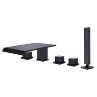 Robinet de baignoire triple cube noir mat avec douchette à main, bec large à 5 trous et douchette carrée