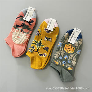 Chaussettes courtes en coton coloré pour femmes Fun Oil Painting Style Boat Design Logo Tricoté pour le printemps et les quatre saisons - Product Image 4