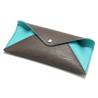 Conception de luxe personnalisée en usine pochette à lunettes en forme de messager en PU avec fermeture à bouton pour la collection de lunettes de soleil d'occasion
