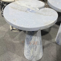 Table basse en marbre naturel avec base sphérique, table ronde en pierre artisanale sur mesure pour un espace de vie moderne