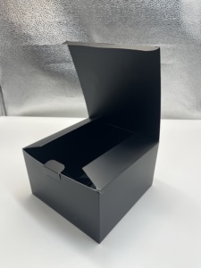 Tùy chỉnh hộp mũ đen với logo màu trắng Kích thước tiêu chuẩn cán bóng mờ dập nổi - Product Image 1