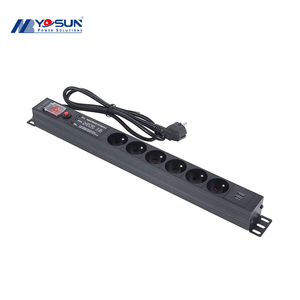PDU 19 pouces 1U en alliage d'aluminium noir avec 6 prises avec protection contre les surtensions et les surcharges, fonctionnalités USB, France - Product Image 1