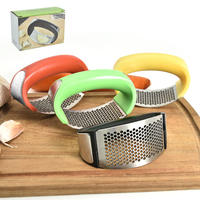 Hete verkoop Rocker Knoflookpers Knoflookknijper Knoflookpersen 304/430 RVS 3-in-1 Boogvormige Keukenaccessoires