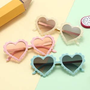 Nuovi <span class=keywords><strong>occhiali</strong></span> <span class=keywords><strong>da</strong></span> <span class=keywords><strong>sole</strong></span> per bambini alla moda e adorabili <span class=keywords><strong>occhiali</strong></span> <span class=keywords><strong>da</strong></span> <span class=keywords><strong>sole</strong></span> per bambini <span class=keywords><strong>a</strong></span> forma di <span class=keywords><strong>cuore</strong></span> personalità fiore amore <span class=keywords><strong>occhiali</strong></span> <span class=keywords><strong>da</strong></span> <span class=keywords><strong>sole</strong></span> - Product Image 1