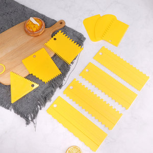 Ensemble de grattoirs à pâte en plastique, 3 pièces, grattoirs à beurre à motifs, outils de pâtisserie - Product Image 1