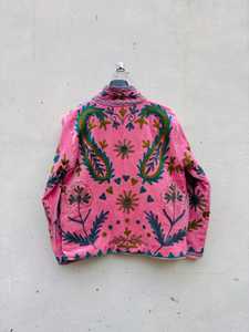 Chaqueta de terciopelo bordada a mano, abrigo bohemio floral de Cachemira, capa artesanal de invierno, bordado floral tradicional inspirado en Suzani. - Product Image 3