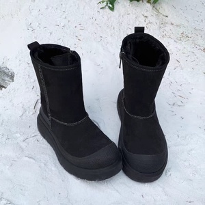 Botas de nieve a media pantorrilla con suela gruesa antideslizante y forro polar para mayor calidez. Las versiones para hombre y mujer son iguales. - Product Image 3