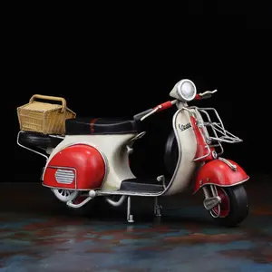 1959 Rood Wit Vespa Gs 150 Klassieke Ijzeren Scooter Op 1:8 Schaal Model Van Dameswinkel Decoratie Ontwerp, Kunstambacht, Woondecoratie