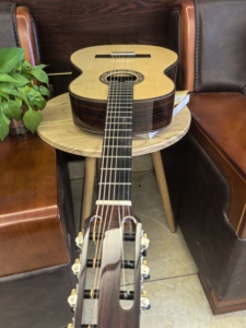 Chitarra classica sinistra personalizzata di alta qualità a <span class=keywords><strong>7</strong></span> <span class=keywords><strong>corde</strong></span> da 39 pollici tutto in legno di rosolo rosso con tastiera in ebano - Product Image 4