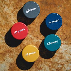 เครื่องบดสมุนไพรเซรามิก VA Unique รุ่นพรีเมียม 3 ชิ้นส่วน เครื่องบดยาสูบขายส่ง อุปกรณ์สูบบุหรี่โลหะ เครื่องบดสมุนไพรเซรามิกแบบกำหนดเอง - Product Image 1