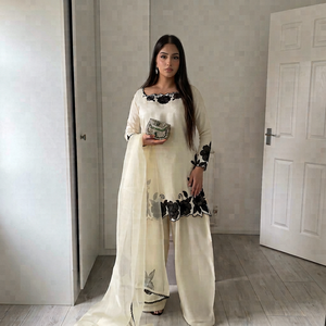 Ensemble Kurti brodé de fleurs blanches, Kurta en soie et pantalon Farshi avec dupatta pour les femmes, pour les fêtes de mariage - Product Image 1