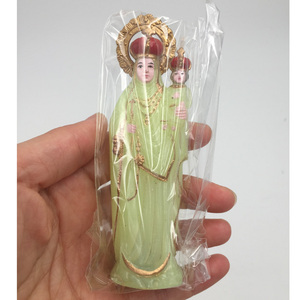 Figurine religieuse lumineuse en plastique doré de 10 cm, Vierge Marie tenant l'Enfant Jésus, RLD1007 - Product Image 1