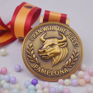 Medallas Conmemorativas 3D de Alta Calidad en Oro Antiguo para la Carrera de los Toros de <span class=keywords><strong>Pamplona</strong></span>, España, con Cinta - Product Image 3