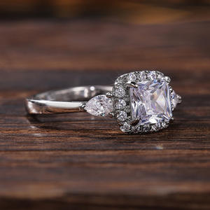 Anello di Fidanzamento F754 per Donna in Oro Bianco con Diamante Naturale Taglio Radiant Colore D Design Halo - Product Image 6