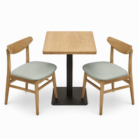 Table en bois moderne et durable pour restaurant commercial avec 4 chaises et banquette, facile à nettoyer pour café et salon de thé