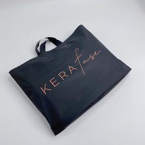 Sacs fourre-tout en plastique noir mat de luxe avec logo personnalisé en or rose - Sacs de shopping de marque avec poignées à boucle - Product Image 3