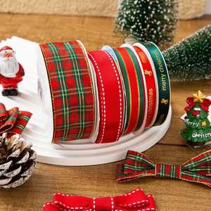 Ruban imprimé de Noël multi-motifs et multi-tailles pour la fabrication de nœuds cadeaux et l'ornement des arbres de Noël, 25 yards/rouleau - Product Image 1