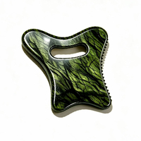 Planche Gua Sha en Jade Vert Phénix Xiuyan en Gros pour Visage et Corps, Forme Cœur Dentelée, Logo Personnalisé Disponible