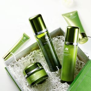 ชุดผลิตภัณฑ์ดูแลผิวหน้าออร์แกนิคเพื่อความชุ่มชื้นและผิวขาวกระจ่างใ<span class=keywords><strong>ส</strong></span> <span class=keywords><strong>ส</strong></span>าร<span class=keywords><strong>ส</strong></span>กัดจากพืช รา<span class=keywords><strong>ค</strong></span>าโรงงาน OEM ODM ปี <span class=keywords><strong>2022</strong></span> ชุดของขวัญผลิตภัณฑ์บำรุงผิว - Product Image 2