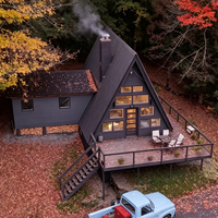 Maisonnette préfabriquée moderne en A avec panneaux SIP pour suite de jardin, bureau en arrière-cour, ADU, design compact pour la vie en forêt