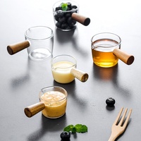 Taza medidora de vidrio mini al por mayor con mango de madera, 50/75/100ml para espresso, jarabe y repostería