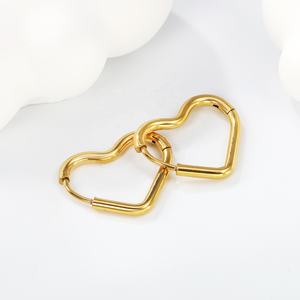 Pendientes de Aro en Forma de Corazón de Acero Inoxidable con Baño de Oro PVD de 18K, a la Moda, Hipoalergénicos, Resistentes al Agua, para Mujer - Product Image 3