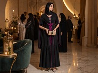 Abaya YSYL à col en V, en polyester, ornée de strass faits main, avec laçage à la taille et manches évasées fendues, idéale pour l'Aïd et les occasions sociales haut de gamme